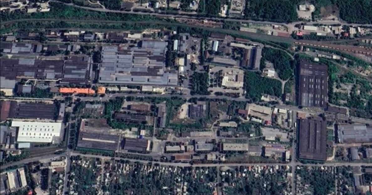 "Nhà máy gang thép Azov" nằm ở khu vực Bakhmut này, chính là nhà máy chế biến kim loại màu AZOM, được dư luận thổi phồng thời gian gần đây. Nhà máy AZOM cũng có các cơ sở ngầm cực kỳ phức tạp. 