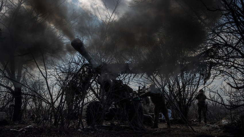 Theo thông tin mới nhất, quân Nga đã đặt tất cả con đường vào thành phố Bakhmut dưới tầm kiểm soát hỏa lực của họ và mùa bùn lầy do tuyết tan mùa xuân đã cản trở nghiêm trọng việc tiếp tế vũ khí, lực lượng và thực phẩm cho các chốt chiến đấu của Ukraine tại Bakhmut. 