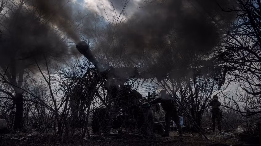 Theo thông tin mới nhất, quân Nga đã đặt tất cả con đường vào thành phố Bakhmut dưới tầm kiểm soát hỏa lực của họ và mùa bùn lầy do tuyết tan mùa xuân đã cản trở nghiêm trọng việc tiếp tế vũ khí, lực lượng và thực phẩm cho các chốt chiến đấu của Ukraine tại Bakhmut. 