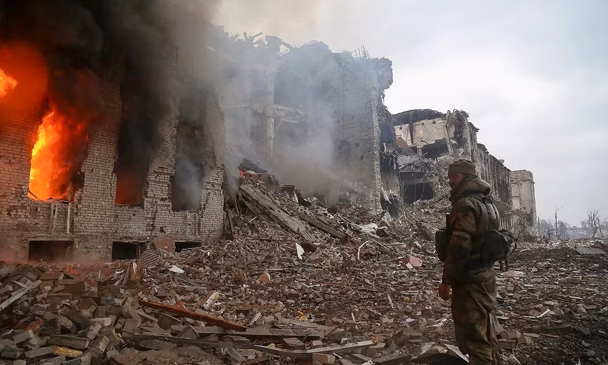 Ông Ông Yan Gagin cũng cho rằng, kinh nghiệm chiến đấu ở Mariupol và Soledar cho thấy, việc tổ chức tấn công trực diện không cần thiết trong trường hợp này. "Đây là một chiến dịch quân sự đặc biệt, chúng tôi không cần cố gắng đẩy đối phương khỏi vị trí, mà tổ chức bao vây và ép họ họ đầu hàng", ông Gagin nói. 