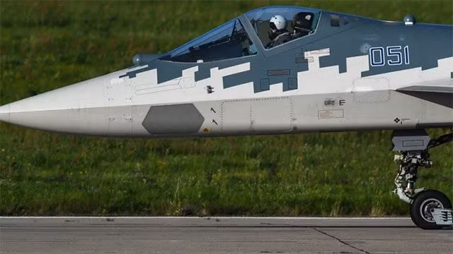 Vì vậy, không lâu sau khi Nga bắt đầu sản xuất hàng loạt Su-57, đã có ý kiến cho rằng, Quân đội Nga “không dám” đưa tiêm kích Su-57 ra chiến trường. Do khả năng tàng hình không đủ, nên nó dễ bị radar của NATO phát hiện. Nếu bị lực lượng phòng không Ukraine bắn hạ, tổn thất thực tế và uy tín sẽ rất lớn.