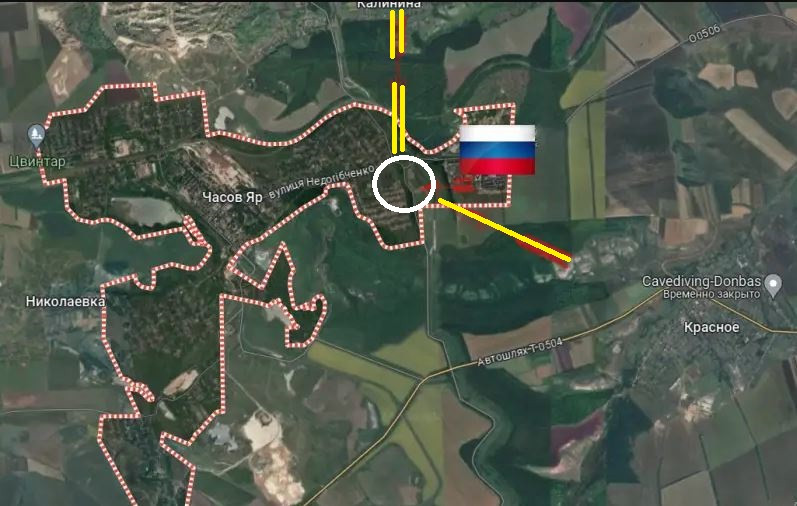 Tuy nhiên lực lượng này của Ukraine đã dính đòn hỏa lực nặng nề của quân Nga, đó là hỏa lực trực tiếp từ tiểu khu Kanal, hướng bắc từ làng Kalinina, phía nam từ làng Ivanivske. Thậm chí họ còn dính đạn của “quân mình” từ trung tâm thành phố Chasov Yar nã vào. 