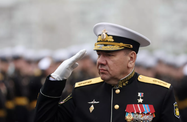 Câu hỏi đặt ra là liệu Tướng Moiseyev, giống như người tiền nhiệm, Tướng Yevmenov, có thể dẫn dắt Hải quân Nga thoát khỏi danh hiệu “Vua bị hành hạ”? Điều này khiến dư luận không chỉ trong nước Nga, mà cả quốc tế chú ý.