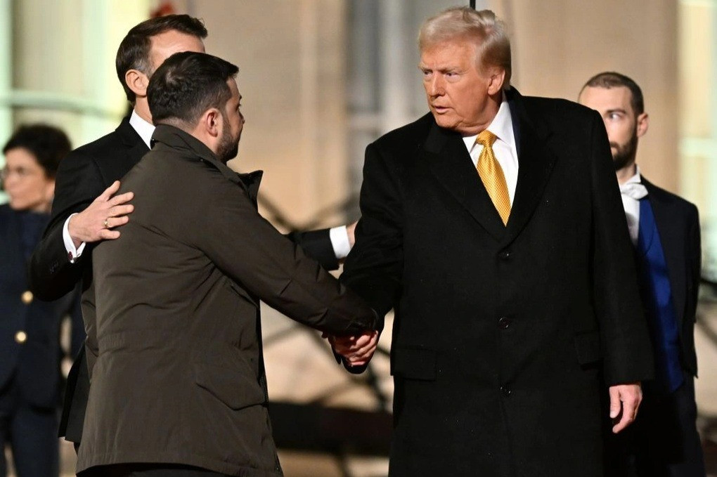 Trong cuộc phỏng vấn gần đây của ông Trump với chương trình “Meet the Press” của hãng tin Mỹ NBC, ông Trump cho biết, “Việc chấm dứt cuộc chiến giữa Nga và Ukraine phức tạp hơn chúng ta tưởng. Tôi sẽ chấm dứt nó nếu có thể”. Còn khi được hỏi liệu Ukraine có nên chuẩn bị cho việc cắt giảm viện trợ của Mỹ, sau lễ nhậm chức của ông hay không, ông nói: "Tất nhiên". (nguồn ảnh TASS, Ukrinform, Kyiv Post). 