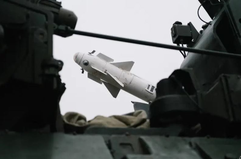 Hình ảnh tổ hợp phòng không Osa-AKM được trang bị tên lửa không đối không R-73 đã xuất hiện trên mạng xã hội. Hiện Ukraine không có nhu cầu sử dụng loại tên lửa tầm ngắn này trên máy bay chiến đấu của họ; trong khi nhu cầu tên lửa phòng không đất đối không rất nhiều. Còn nguồn cung tên lửa R-73 từ nước ngoài tương đối lớn.