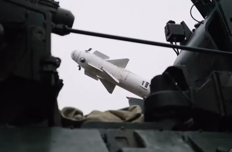 Hình ảnh tổ hợp phòng không Osa-AKM được trang bị tên lửa không đối không R-73 đã xuất hiện trên mạng xã hội. Hiện Ukraine không có nhu cầu sử dụng loại tên lửa tầm ngắn này trên máy bay chiến đấu của họ; trong khi nhu cầu tên lửa phòng không đất đối không rất nhiều. Còn nguồn cung tên lửa R-73 từ nước ngoài tương đối lớn.