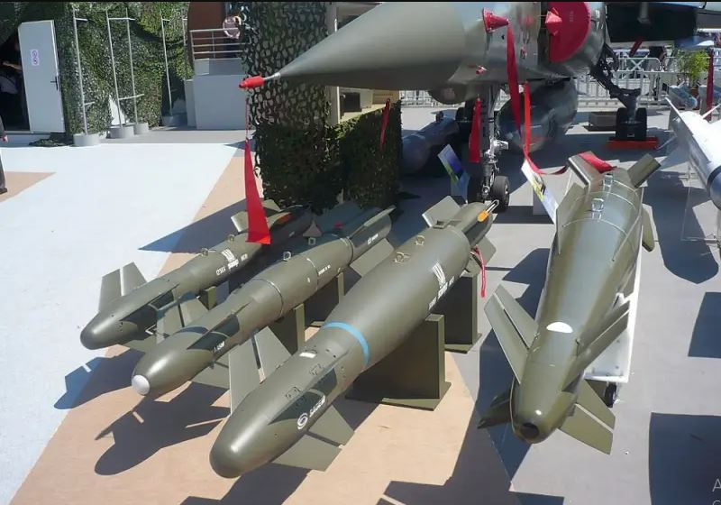 Các chuyên gia cho biết, do bom AASM-250 có trang bị một động cơ phản lực, giúp đơn giản hóa đáng kể việc phóng chúng, bằng cả loại máy bay chiến đấu có tốc độ cận âm từ độ cao thấp như Su-25, để tấn công các mục tiêu ở xa tới 70 km. Lưu ý là bom AASM-250 của Pháp khác hoàn toàn bom lượn JDAM của Mỹ và bom FAB trang bị mô-đun UMPK của Nga. 