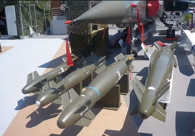 Các chuyên gia cho biết, do bom AASM-250 có trang bị một động cơ phản lực, giúp đơn giản hóa đáng kể việc phóng chúng, bằng cả loại máy bay chiến đấu có tốc độ cận âm từ độ cao thấp như Su-25, để tấn công các mục tiêu ở xa tới 70 km. Lưu ý là bom AASM-250 của Pháp khác hoàn toàn bom lượn JDAM của Mỹ và bom FAB trang bị mô-đun UMPK của Nga. 