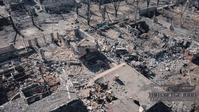 Sau khi triển khai xong các trận địa pháo, quân đội Nga lập tức tiến hành pháo kích quy mô lớn vào con đường duy nhất còn lại của quân đội Ukraine ở phía bắc Bakhmut, nhằm ngăn cản quân đội Ukraine tiếp tế cho lực lượng còn lại trong thành phố.