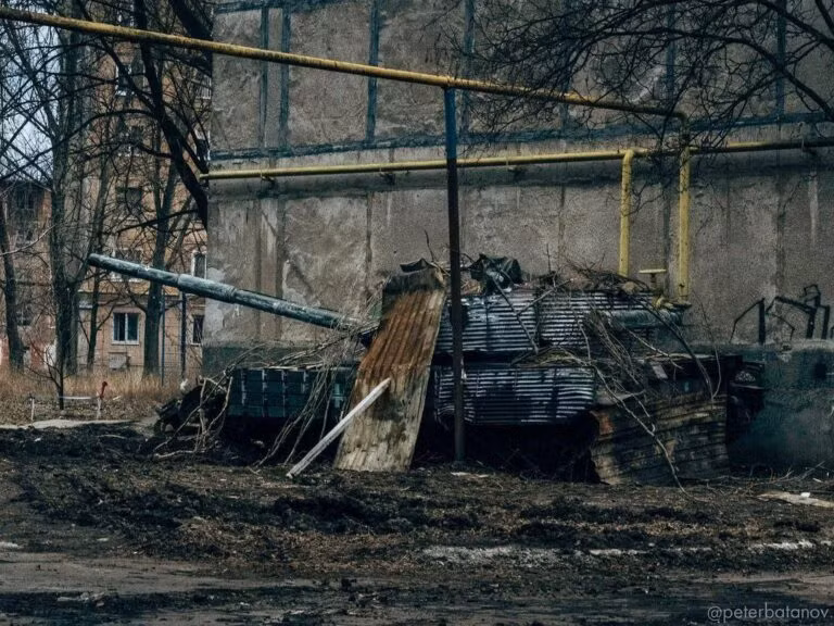 Các mũi đột kích của lính đánh thuê Wagner đã bao vây hướng này gần 12 ngày, mỗi ngày tiến bình quân chưa đến 30 mét. Mặc dù khu vực phía bắc thành phố phần lớn là biệt thự và nhà ở bình thường, ít nhà cao tầng; nhưng ở đây có nhiều bãi đất trống, công viên, nên quân Ukraine kiên trì phục kích.