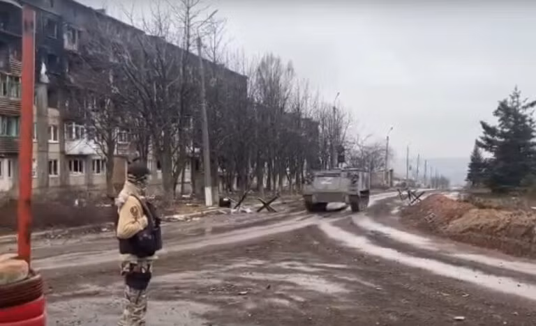 Khu vực này gần với điểm tập kết quân đội Ukraine ở làng Ivanivsk, nên quân phòng ngự ở đây đã nhận được sự hỗ trợ đắc lực của Lữ đoàn đổ bộ đường không số 80 của quân đội Ukraine. Tuy nhiên họ cũng gặp vô vàn khó khăn, do chiến đấu thiếu hỏa lực chi viện.