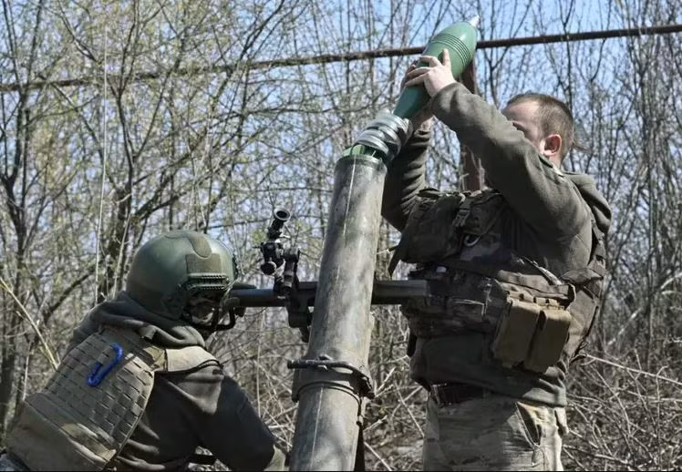 5Ở phía bắc làng Khromove (nằm ở phía tây Bakhmut), quân đội Nga đã triển khai một số lượng lớn các trận địa pháo binh ở làng Yahidne và xây dựng một căn cứ hậu cần toàn diện gần đường cao tốc T-0513, với ý định ổn định khu vực kiểm soát ở phía bắc thành phố Bakhmut. 