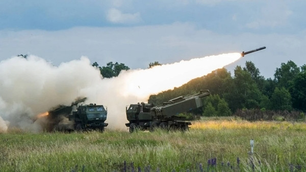 Quân đội Ukraine tiếp tục dùng tên lửa HIMARS, phá hủy các cây cầu trọng yếu, khiến nguồn cung cấp hậu cần của Nga ở Kherson trên bờ Tây của sông Dnepr, bị gián đoạn nghiêm trọng. 