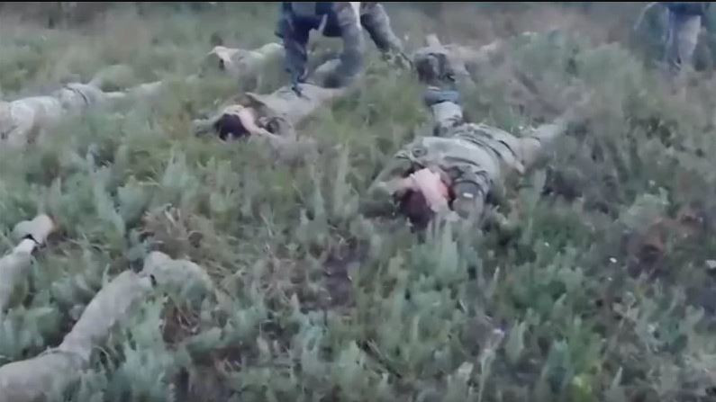 Điều đáng chú ý là trong những ngày qua, nhiều binh lính Ukraine trên tuyến Rabotino – Verbovoe đã ra đầu hàng quân Nga. Có lẽ cuộc chiến tại đây quá ác liệt và khi quyết định ra hàng, có khi là cơ hội đem lại sự bảo toàn tính mạng cho họ. 