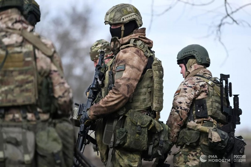 Trong quá trình chiến đấu, hai trung đoàn trên đã dựa vào hệ thống trận địa phòng ngự liên hoàn, hiểm hóc; cộng với sự tiếp viện của Sư đoàn lính dù số 76. Bộ Quốc phòng Nga tuyên bố, trong hơn 3 tháng, hai trung đoàn đã loại khỏi vòng chiến đấu 30.000 quân Ukraine tại “chảo lửa” Rabotino. 