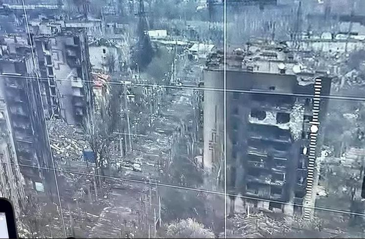 Ngoài ra, tại khu vực đô thị Bakhmut, quân đội Nga đã áp dụng "chiến thuật tiêu thổ" để tiếp tục nén "không gian cơ động" của quân đội Ukraine ở phía tây thành phố, bằng cách liên tục tấn công quân phòng thủ Ukraine 24/24 giờ từ các hướng bắc, đông, nam, tây thành phố.