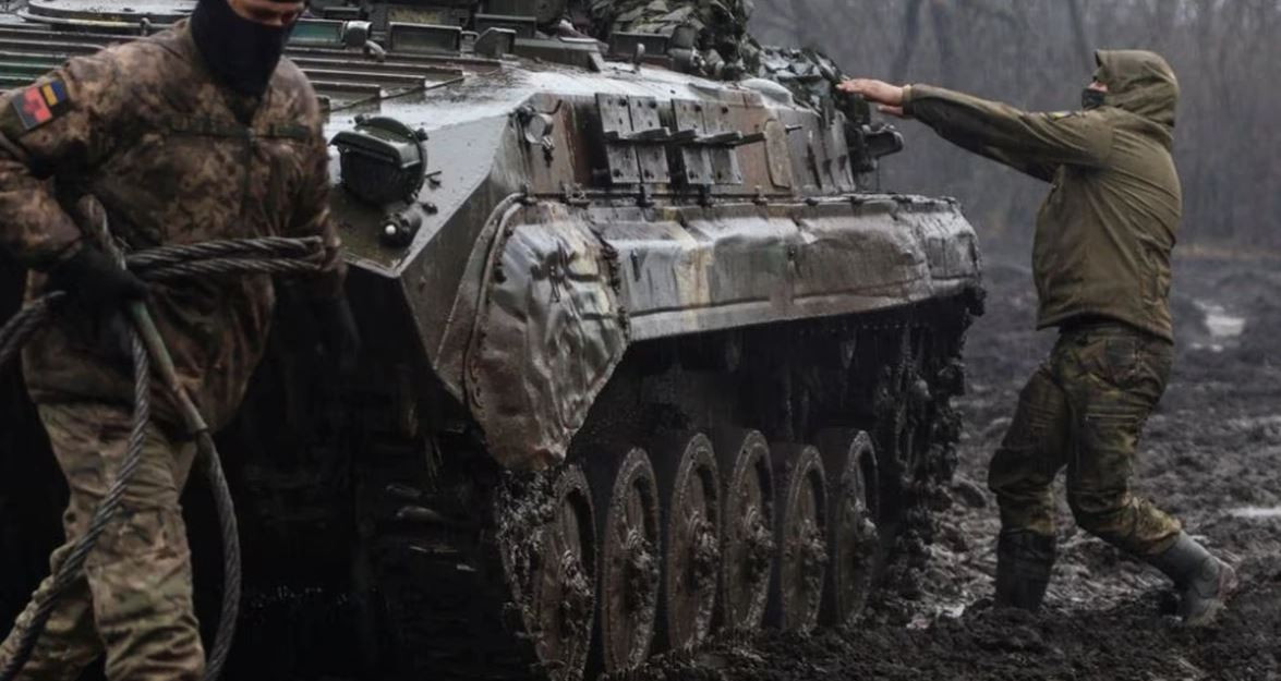 Nhưng do những cơn mưa mùa xuân ở khu vực Bakhmut trong hai tuần qua, khiến những con dã chiến trở nên lầy lội, làm cho việc tiếp tế của Quân đội Ukraine rất khó khăn. Không chỉ một số lượng lớn phương tiện bị sa lầy, mà con đường còn bị pháo binh Nga phong tỏa dữ dội; khiến đồ dự trữ trong thành phố cạn dần.