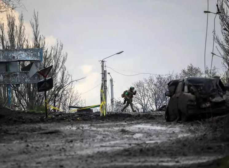 Trên đoạn đường dài khoảng 500-600m của cao tốc O-0506 đã bị quân đội Nga "kiểm soát vật lý", đến nay lối vào thành phố từ Kramatorsk đến Bogdanovka rồi đến Khromove đã bị cắt đứt hoàn toàn. 