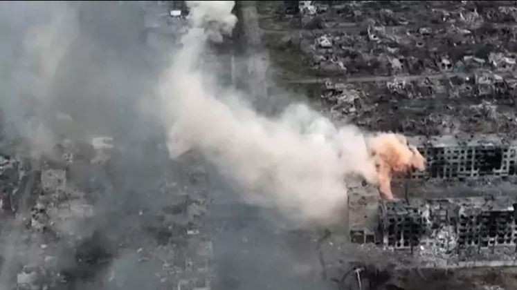 Còn trong khu vực nội đô thành phố Bakhmut, với sự phối hợp yểm trợ của lực lượng Không quân Nga, lính đánh thuê Wagner đã tạo ra một bước đột phá lớn trong trận chiến đường phố ở khu vực phía tây thành phố.