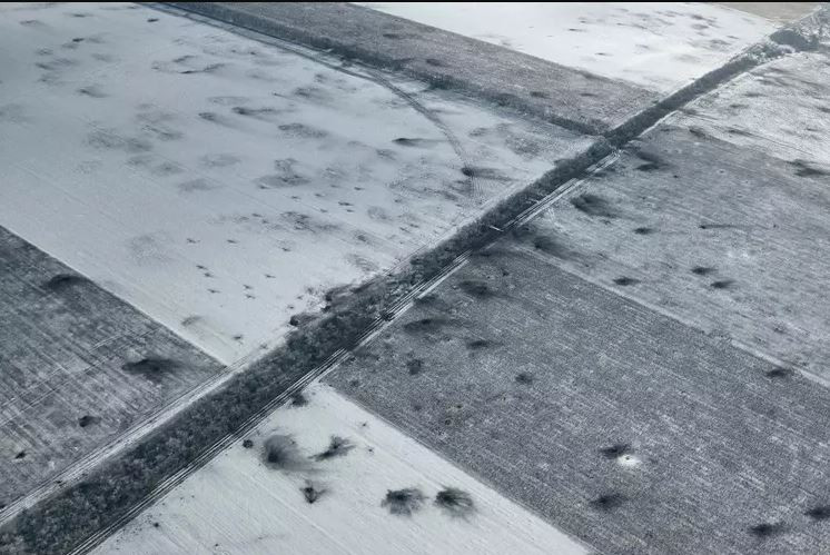 Trong những ngày qua, lính dù Nga ở ngoại ô Bakhmut đã mở cuộc tấn công quy mô lớn vào đường cao tốc O-0506, nơi quân đội Ukraine vẫn dùng vận chuyển tiếp tế cho thành phố. Đến nay về cơ bản, quân dù Nga đã kiểm soát được toàn bộ các tuyến đường gần Nghĩa trang mới, trên đường cao tốc O-0506.