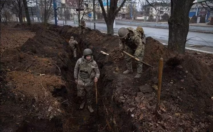 Sân chơi dành cho trẻ em bên ngoài thành phố hiện cũng đã nằm trong tầm kiểm soát của lính đánh thuê Wagner. Cần phải chỉ ra rằng, do phía tây bắc thành phố Bakhmut có nhiều khu dân cư và biệt thự nhỏ, nên quân Ukraine đang phải đối mặt với tình trạng thiếu các tòa nhà lớn kiên cố để trú ẩn. 