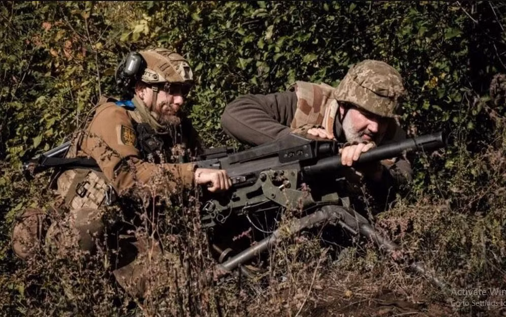 Ở phía tây bắc, Quân đội Nga cũng tấn công phía ngoài của khu dân cư nhỏ Hryhorivka. Mặc dù vậy, các thông tin về trận đánh của Quân đội Ukraine ở đây vẫn tiếp tục khẳng định rằng, cuộc tấn công của Nga đã bị đẩy lùi ở Hryholivka. Nhưng câu hỏi đặt ra là Quân đội Ukraine đã phải tập trung bao nhiêu lực lượng, để giữ khu dân cư nhỏ bé này?