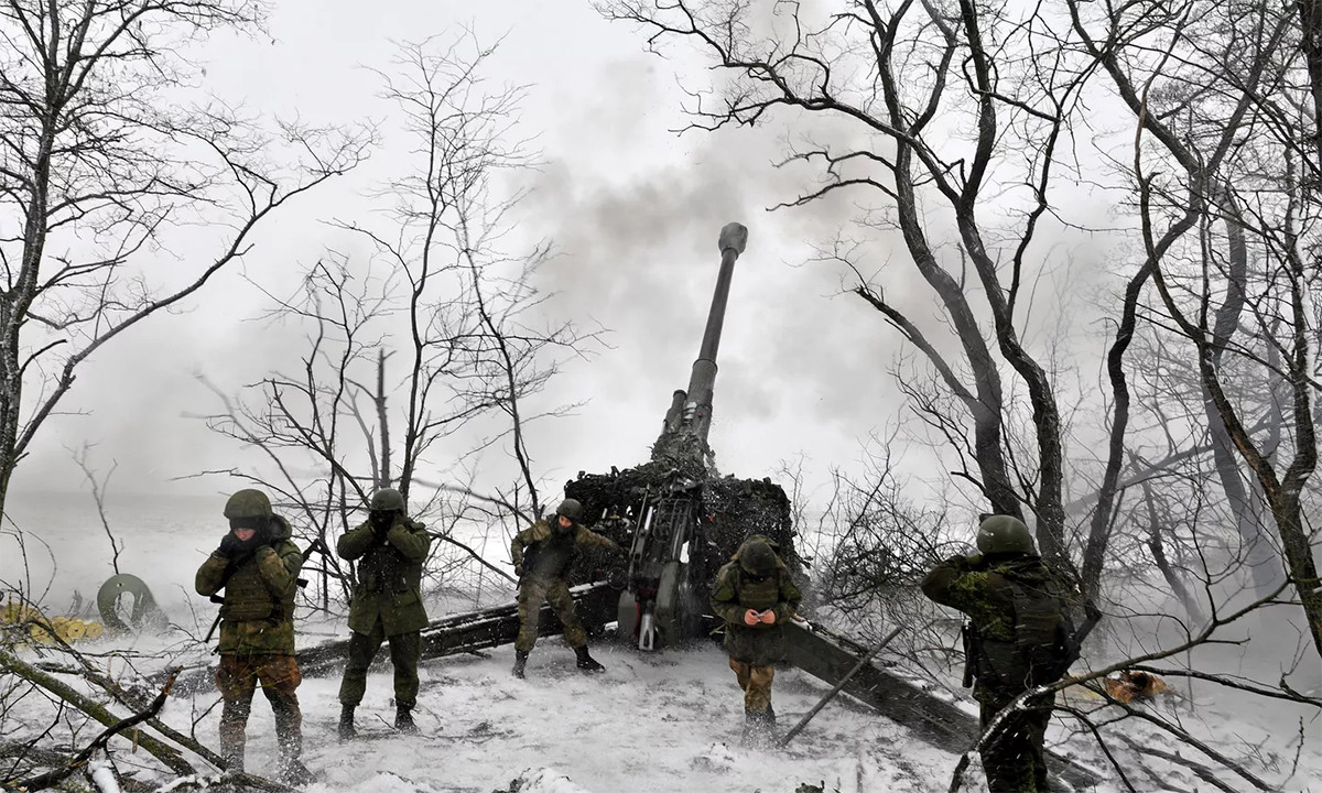 Và theo tình hình chiến trường hiện tại, quân Nga tại Khromove đang có những bước tiến tốt; vào ngày 1/12, quân Nga thiết lập các vị trí tiền phương ở ven làng phía bắc và phía đông Bohdanivka. Đồng thời quân Nga cũng đang phát động các cuộc tấn công vào đường cao tốc T-0504 và O-0506 nằm ở phía bắc và phía nam Khromove. 