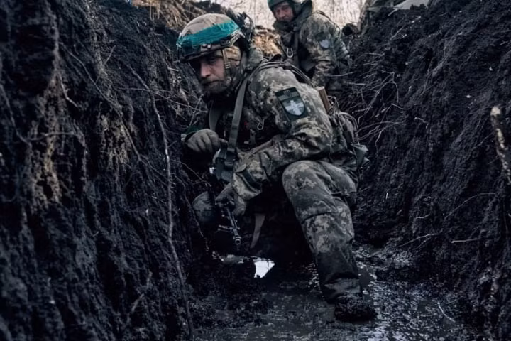 Suy cho cùng, Quân đội Ukraine hiện đang ở trong giai đoạn khó khăn với quân số và vũ khí không đủ. Mặt khác, Quân đội Nga không chỉ có lợi thế tuyệt đối về sức mạnh, vũ khí mà còn thuận lợi trong việc “tác chiến bên trong”; khi có thể bình tĩnh triển khai quân trên nhiều mặt trận, nhưng vẫn tập trung được lực lượng ở khu vực Bakhmut. 