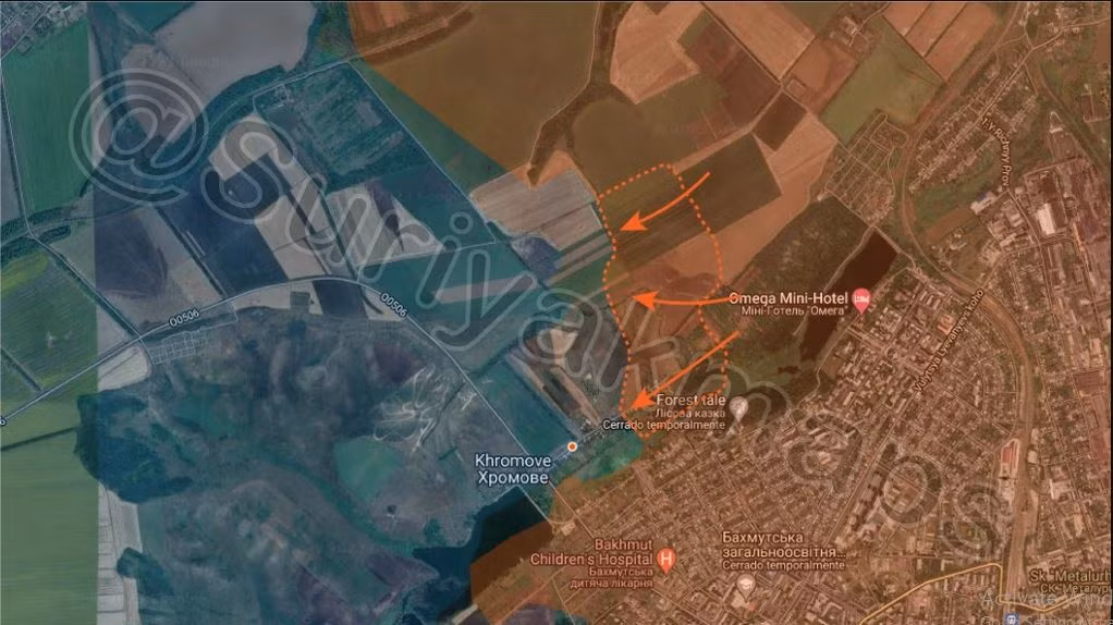 Mặc dù diện tích của làng Khromovo chỉ có 0,25 km2 và dân số trước chiến tranh chỉ hơn 1.000 người, nhưng làng này là một tiền đồn quan trọng để bảo vệ Chasov Yar và Ivanivske. Trong đó Chasov Yar là căn cứ tiếp tế quan trọng hỗ trợ hoạt động của Quân đội Ukraine ở Bakhmut, và là cốt lõi của hệ thống phòng thủ Ukraine trên mặt trận Donetsk.