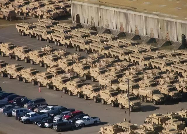 Bên phía Ukraine cũng không còn tâm lý thua cuộc, thậm chí với sự trợ giúp của vũ khí hạng nặng và trang thiết bị do các nước phương Tây cung cấp, Kiev còn muốn phát động một cuộc phản công, nhằm phục hồi thất bại trong những cú trượt ngã và giành lại thế chủ động trong cuộc chiến. 