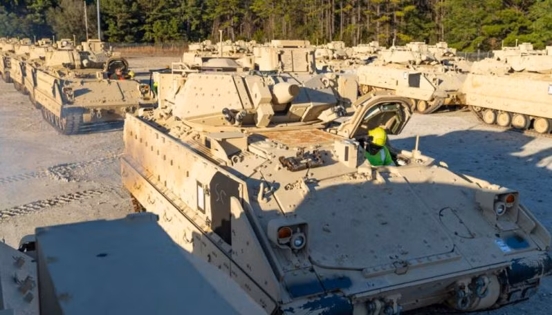 Bộ Quốc phòng Nga hôm 3/2 tuyên bố công khai rằng, Mỹ và các nước phương Tây khác đã cam kết cung cấp cho Ukraine một số lượng lớn vũ khí hạng nặng và vũ khí sát thương như xe tăng, xe bọc thép chiến đấu và tên lửa tầm xa cho mục đích tấn công; để tăng cường khả năng phản công của quân đội Ukraine.