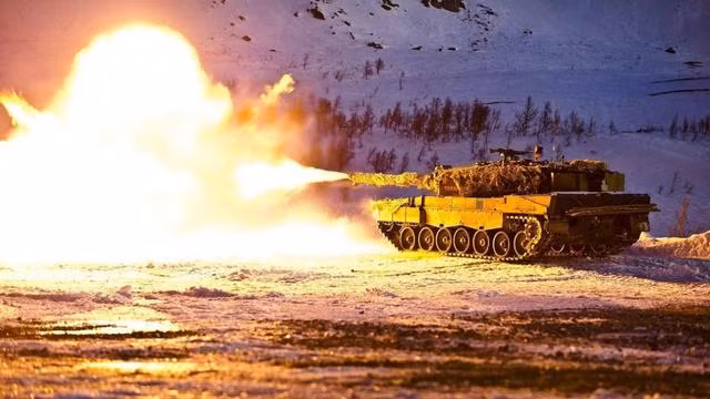 Còn ông Konstantin Sivkov, Phó giám đốc Học viện Khoa học Tên lửa và Pháo binh Nga, cho biết trong một cuộc phỏng vấn với truyền thông Thổ Nhĩ Kỳ ngày 4/2 cho rằng, việc phương Tây bàn giao cho Kiev xe tăng chiến đấu chủ lực M1 Abrams và xe tăng Leopard-2; nhưng nếu không có sự bảo vệ thích hợp, những xe tăng này sẽ vô dụng ở Ukraine. 