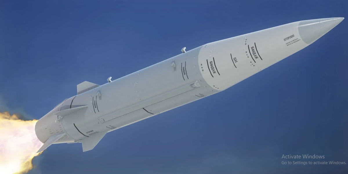 Tên lửa Kinzhal được thiết kế để sử dụng cho cả máy bay ném bom và máy bay chiến đấu, với bệ phóng bao gồm máy bay chiến đấu MiG-31K và máy bay ném bom Tu-22M3, giúp tên lửa có khả năng phóng linh hoạt trong nhiều điều kiện chiến đấu khác nhau. 