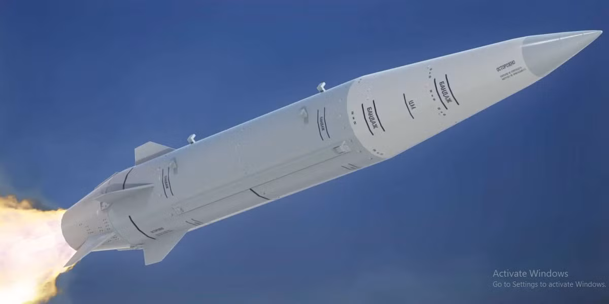 Tên lửa Kinzhal được thiết kế để sử dụng cho cả máy bay ném bom và máy bay chiến đấu, với bệ phóng bao gồm máy bay chiến đấu MiG-31K và máy bay ném bom Tu-22M3, giúp tên lửa có khả năng phóng linh hoạt trong nhiều điều kiện chiến đấu khác nhau. 