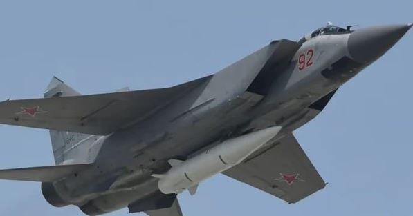 Cũng có thông tin, máy bay ném bom chiến lược siêu thanh Tu-22M3 có thể mang theo tới ba tên lửa Kinzhal cùng lúc. Những cuộc thử nghiệm này, dường như đặt nền tảng cho chiến lược mới về vũ khí siêu thanh phóng từ trên không, thành công vượt sức tưởng tượng. 