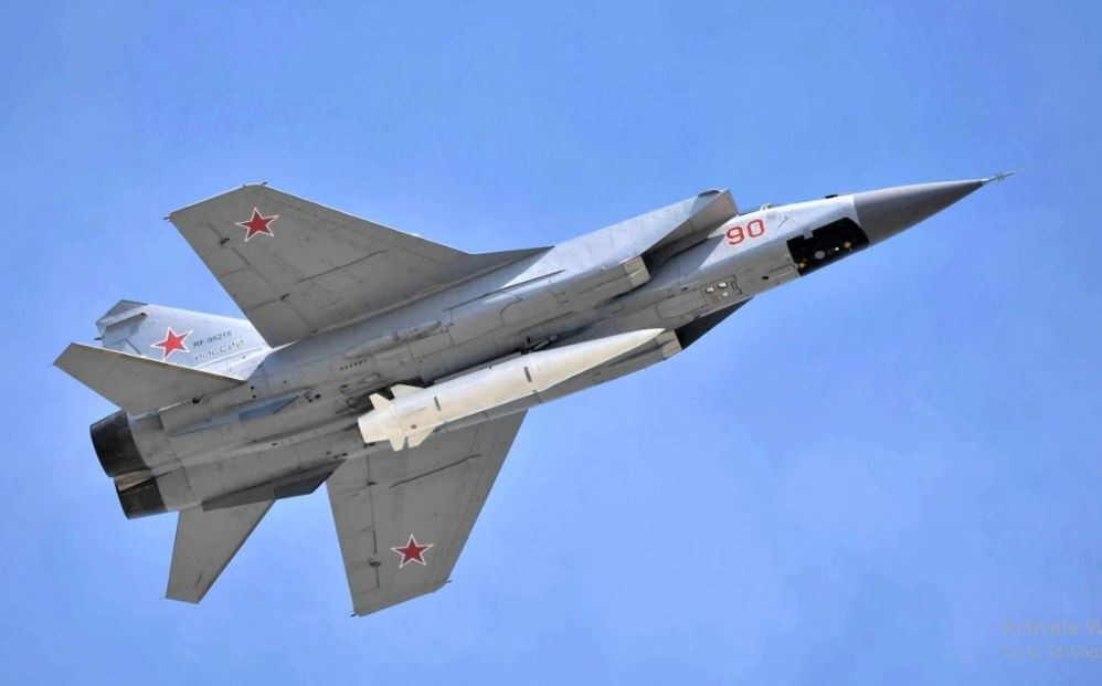 Ban đầu, tên lửa Kinzhal, chỉ được trang bị trên máy bay đánh chặn MiG-31K và máy bay ném bom chiến lược hạng nặng Tu-160M và Tu-22M3M, đây là các phương tiện bay có thể mang theo loại vũ khí mới này.