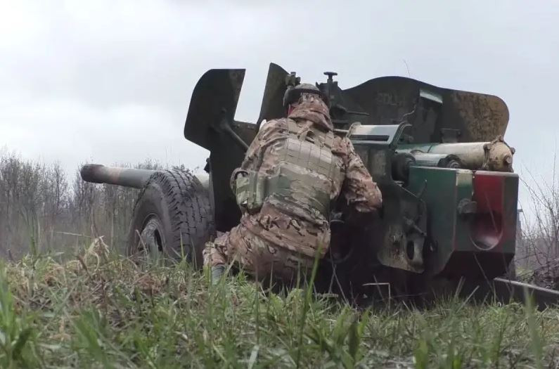 Thật khó hiểu tại sao Quân đội Ukraine vẫn kiên trì giữ Kursk vào thời điểm này. Theo thông tin từ tờ New York Times, Quân đội Nga đã tập hợp lực lượng 50.000 quân và đang chuẩn bị mở cuộc tổng tấn công nhằm vào Quân đội Ukraine ở Kursk trong thời gian tới. Trong khi Quân đội Ukraine chưa giải quyết được vấn đề thiếu quân trầm trọng.