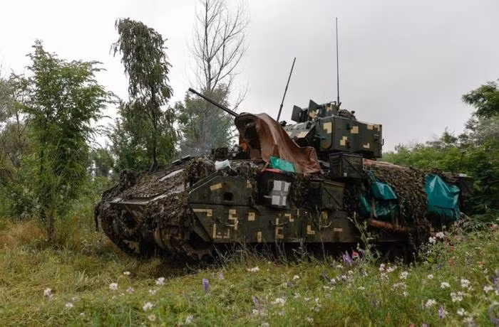 Số vũ khí hạng nặng mà Quân đội Ukraine đưa tới mặt trận Kursk lần này rất hiện đại, trong đó có một số lượng lớn xe chiến đấu bánh lốp Stryker do Mỹ viện trợ, xe chiến đấu bộ binh M2A2 Bradley và một số lượng lớn xe bọc thép khác của lực lượng cơ giới NATO.