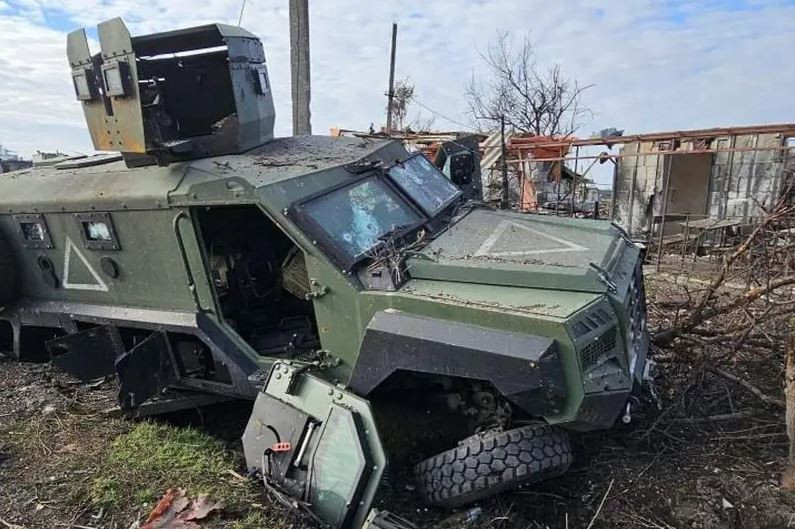 Tuy nhiên, với tư cách là bên phòng thủ, Quân đội Ukraine luôn tỏ ra rất thụ động trong việc triển khai quân. Tổng thống Zelensky từng thừa nhận rằng, ở nhiều khu vực có giao tranh ác liệt, Quân đội Ukraine từng gặp bất lợi về sức mạnh với tỷ lệ 1:8.