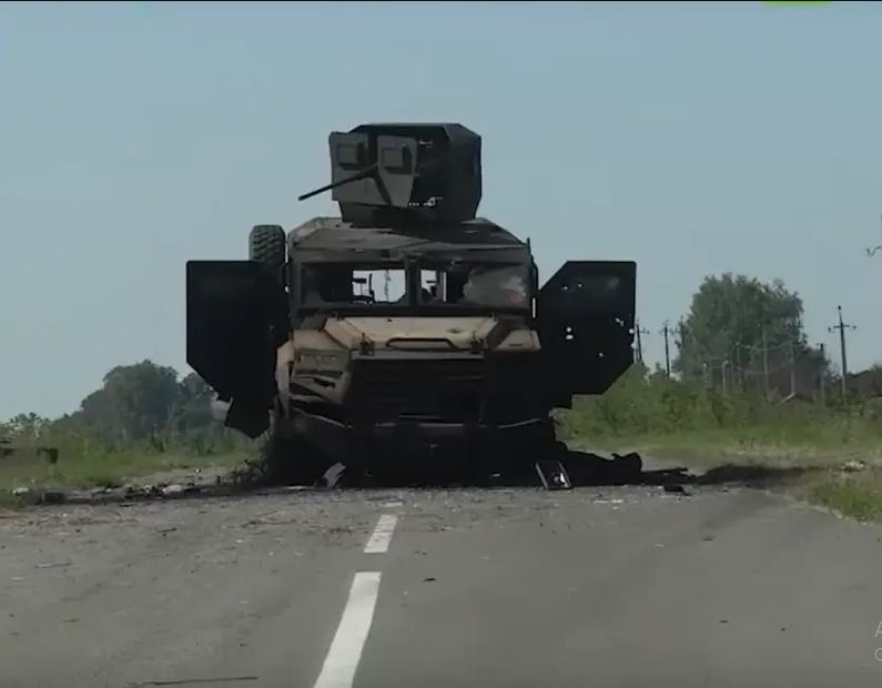 Tuy nhiên một số lượng lớn xe tăng và xe bọc thép của Quân đội Ukraine, giống như của Quân đội Iraq trong Chiến tranh Vùng Vịnh đã bị Không quân Nga tiêu diệt trước khi tới chiến trường. Quân đội Nga sử dụng máy bay cường kích Su-25 và trực thăng vũ trang Ka-52, tấn công mạnh vào các đoàn xe cơ giới của Quân đội Ukraine.