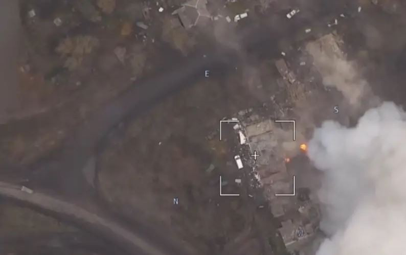 Thậm chí ở giai đoạn đầu cuộc chiến, Không quân Nga bị tất cả các bên chế giễu vì "không hành động". Tuy nhiên, khi việc sửa đổi và sản xuất bom dẫn đường đi đúng hướng, Không quân Nga đã có thể tấn công, giống như chiến thuật của các lực lượng liên minh đa quốc gia trong Chiến tranh Vùng Vịnh, khiến con đường từ Sumy của Ukraine đến tỉnh Kursk của Nga đã trở thành con đường chết chóc.