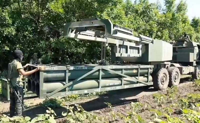 Việc Mỹ chuyển giao các hệ thống tên lửa cơ động cao HIMARS cho Ukraine vào năm 2022, đã giúp Lực lượng vũ trang Ukraine ngăn chặn cuộc tấn công dữ dội và phản công Quân đội Nga và làm quân Nga “điêu đứng”; nhất là trong cuộc phản công tại Kherson vào tháng 11/2022. Ảnh: CNN.