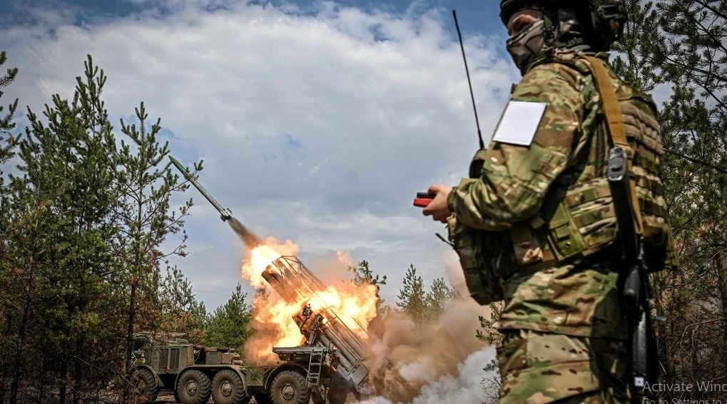 Các trang quân sự công khai của Ukraine viết rằng, quân Ukraine ở phía đông bắc Novoivanovka đang phải đối mặt với “tác động hỏa lực gia tăng đáng kể”. Đồng thời, Quân đội Ukraine cũng thông báo về việc quân Nga đang cố gắng chia chia cắt quân Ukraine ở Kursk thành hai phần và sau đó cố gắng tiêu diệt từng phần một.