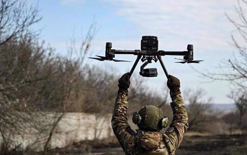 Hiện các hoạt động hỗ trợ bằng UAV FPV của Ukraine đã giảm đáng kể do việc di chuyển kém; trong khi các loại UAV trinh sát của Ukraine cũng chỉ là loại drone 4 trục, thời gian và khả năng trinh sát trên không hạn chế, nên chỉ huy Ukraine không nắm chắc được hành động của quân Nga. (Nguồn ảnh: Ukrinform, Sputnik, TASS, ISW).