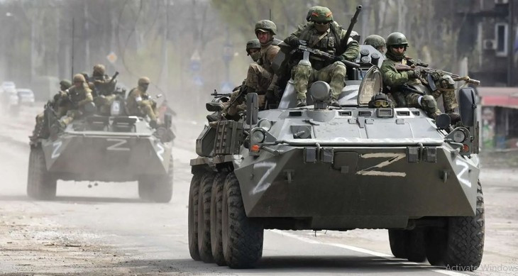 Một đoàn xe cơ giới của Lữ đoàn Thủy quân lục chiến 810 thuộc Hạm đội Thái Bình Dương của Quân đội Nga chiến đấu hành tiến trên xe bọc thép, đã đột phá từ phía bắc qua làng Pogrebki mà không gặp phải sự kháng cự nào của quân Ukraine.