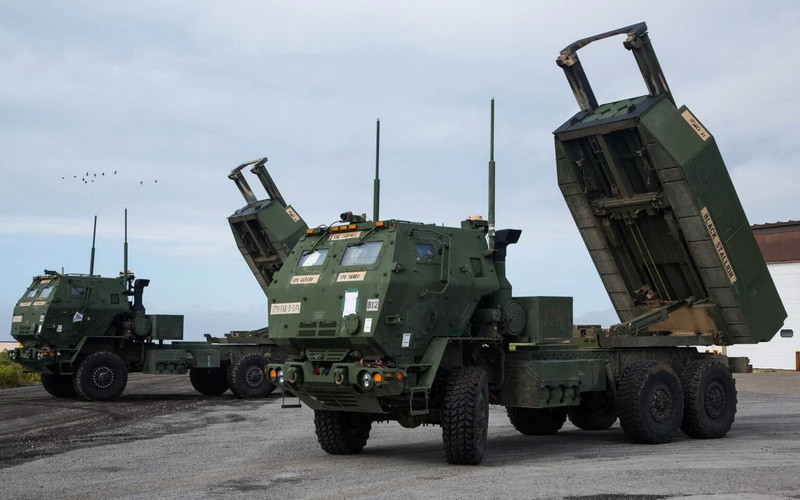 Được biết, Mỹ dự định chuyển giao cho Ukraine một tiểu đoàn M142 HIMARS gồm 4 bệ phóng di động, mỗi bệ mang 8 tên lửa và Anh cũng định chuyển giao cho Ukraine 4 hệ thống pháo phản lực phóng loạt (MLRS) M270. Như vậy vào cuối tháng này, Quân đội Ukraine sẽ có ít nhất 8 MLRS hạng nặng với phạm vi tác chiến mục tiêu lên đến 80 km. 