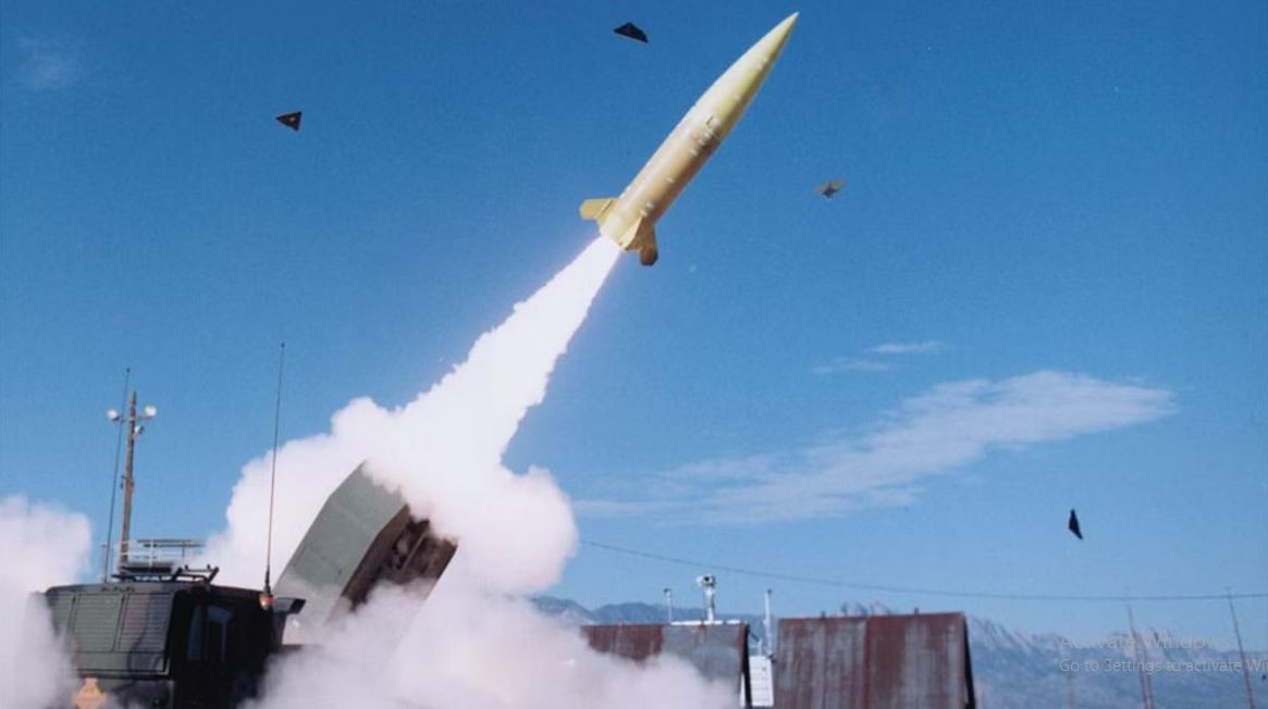 Khi tên lửa ATACMS rời bệ phóng, nó bay theo một quỹ đạo cố định; tên lửa được lái đến mục tiêu nhờ hệ thống dẫn đường quán tính, có sử dụng tín hiệu vệ tinh GPS để điều chỉnh sai số. Phương thức dẫn đường của ATACMS tương tự như tên lửa M-31, cũng sử dụng phóng từ bệ phóng HIMARS.