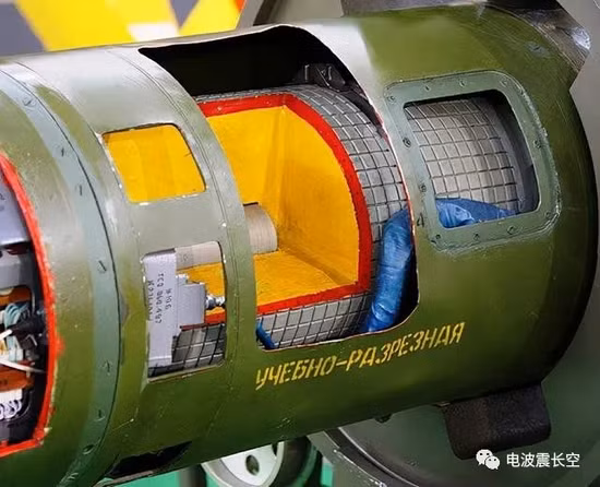 Cũng cần phải nói rằng lần này, phi công Arab Saudi đã khá may mắn, tên lửa đang ở trạng thái đuổi theo máy bay, nên được kích nổ ở phía sau đuôi. Còn nếu đầu nổ phân mảnh nặng 57kg của tên lửa 3M9M nổ cận đích, hoặc ngang thân hay đầu mũi, thì buồng lái chiếc F-15 có thể bị vỡ thành tổ ong bắp cày. Nguồn ảnh: Foxt. 