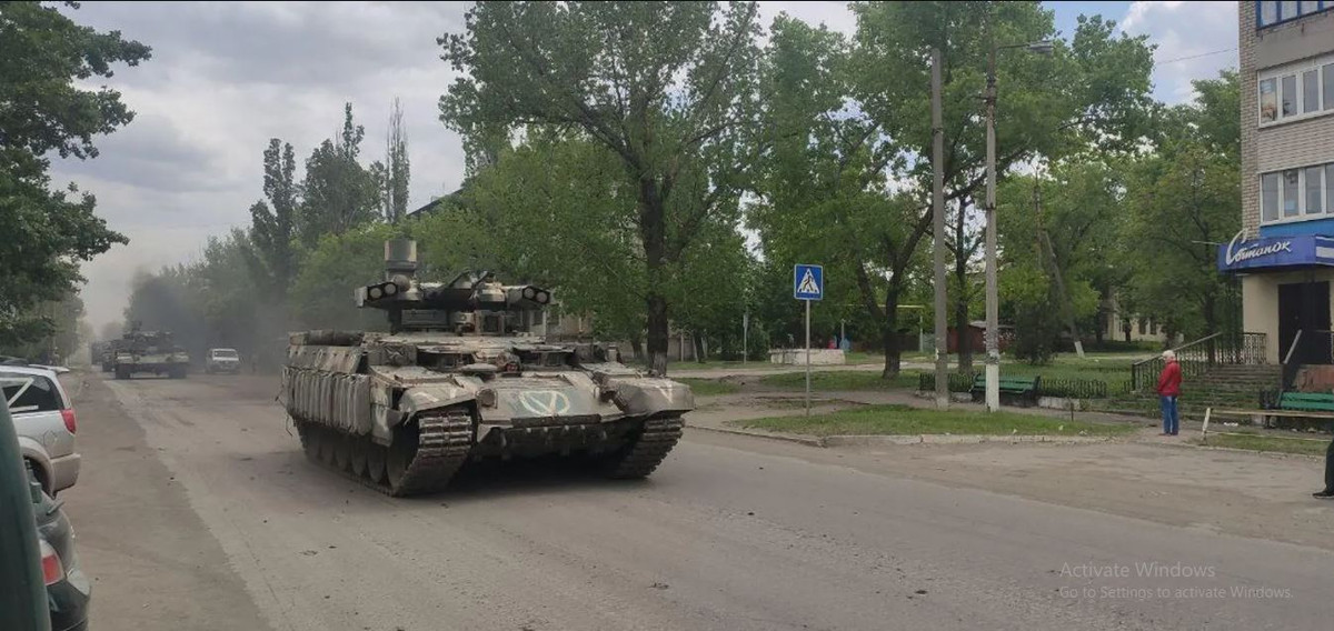 Sư đoàn xe tăng cận vệ số 90 tham gia tấn công vào phía bắc Kiev năm 2022, khi đó một số tiểu đoàn chiến thuật (BTG) của sư đoàn được sử dụng làm quân tiên phong nhưng bị tổn thất nặng nề. Sau khi quân Nga bị đánh bại khỏi mặt trận ở Kiev, sư đoàn này rút lui về tổ chức lại và sau đó được tái triển khai tới miền đông Ukraine.