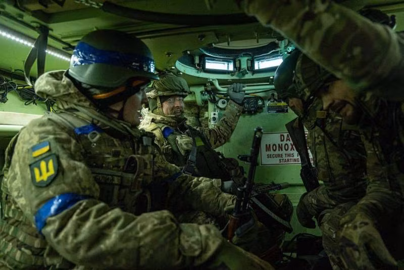 Theo các cố vấn quân sự Mỹ và NATO, đã đến lúc quân đội Ukraine nên triệt thoái nhanh khỏi Bakhmut. Đây sẽ là một bước đi thông minh, bởi nếu không, Ukraine sẽ tiếp tục gánh chịu những tổn thất ngày càng lớn, có thể dẫn đến một đòn giáng mạnh về tinh thần có thể liên quan đến sự bao vây của hàng nghìn binh sĩ Quân đội Ukraine. 